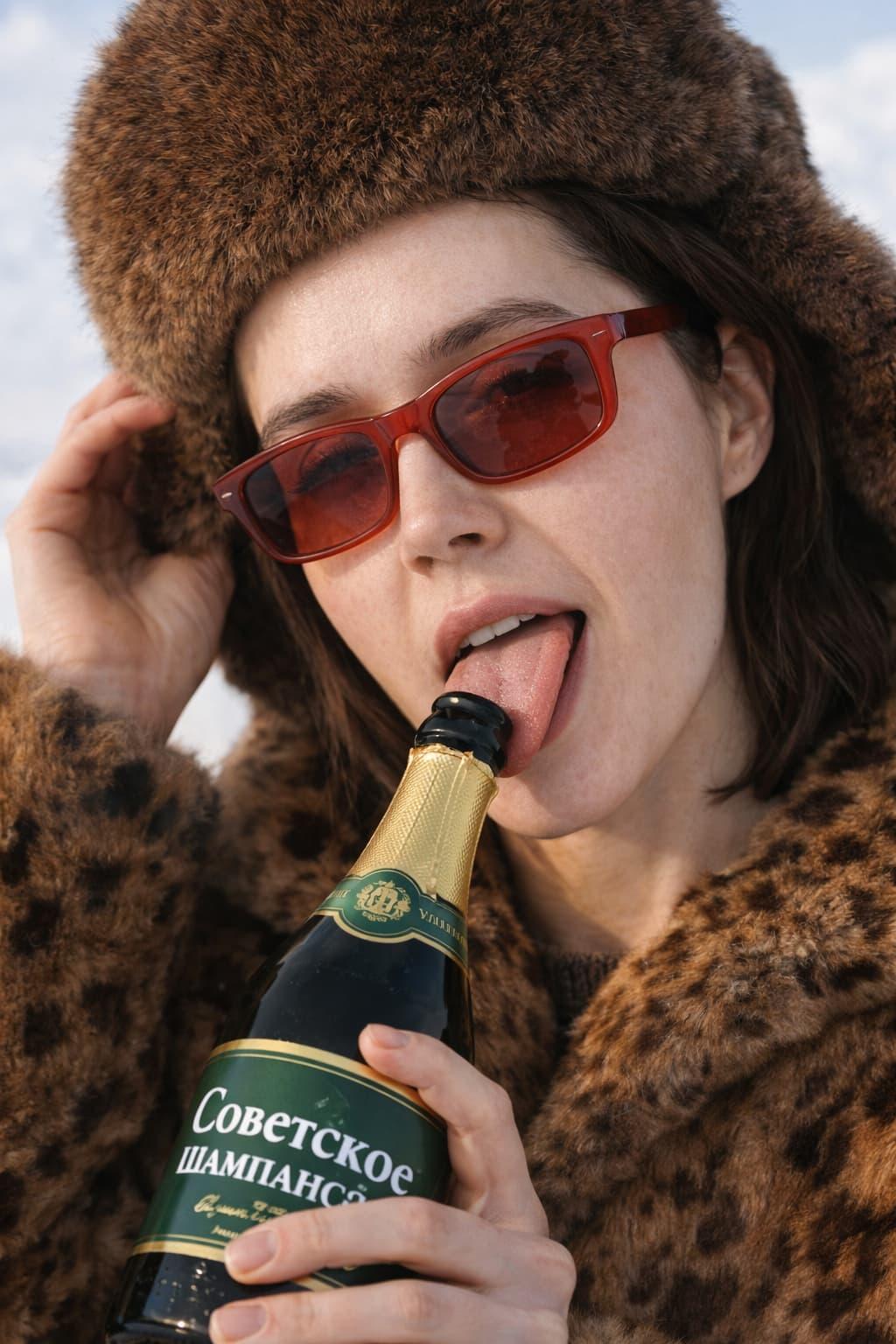 Игра с шампанским по фото нейросеть